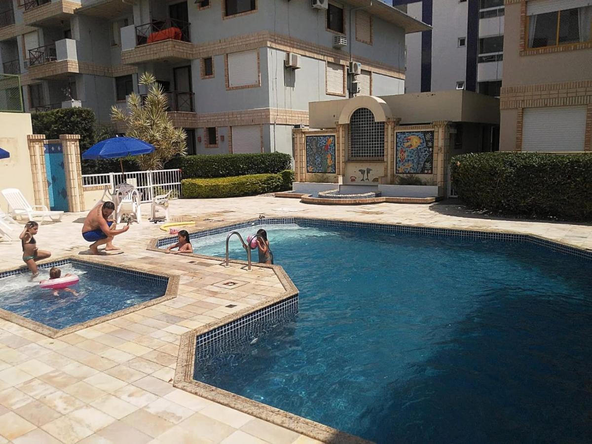 Familia Com Piscina *