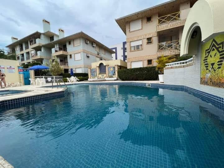 Familia Com Piscina